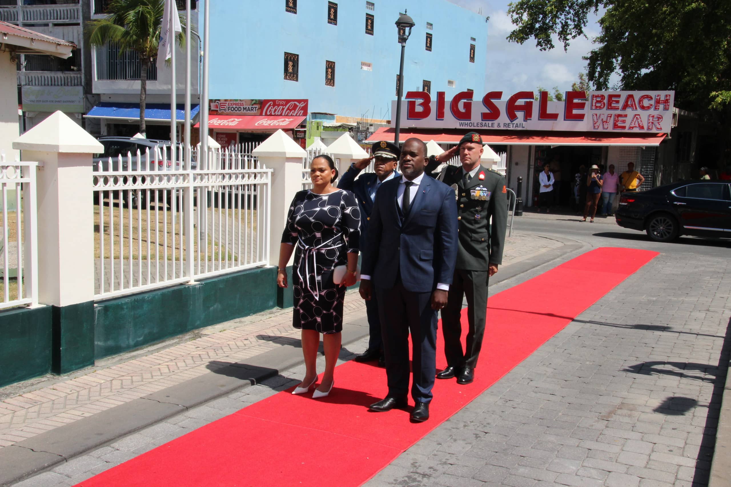 The Governor of Sint Maarten and his wife are received with full protocol on the red carpet at the Parliament Building.